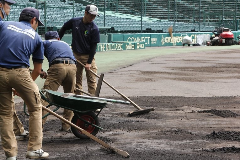 「阪神園芸は神整備だし神対応なのか…」 前夜は雨→甲子園での試合当日朝に《職人の技》をじっくり見せてくれた(17)