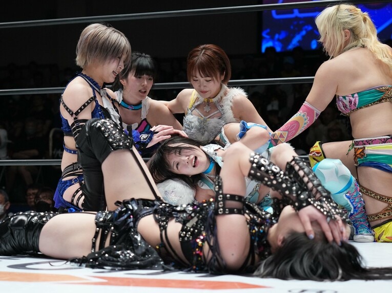 上谷沙弥に勝った玖麗さやかはコズエンの仲間たちから祝福される。4月11日、後楽園ホール　©Essei Hara