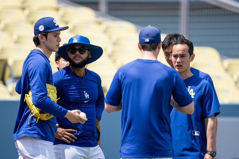 【テレビに映らない素顔の朗希／30枚超】トレーナーや通訳を交えて相談する佐々木…写真はまだまだ続きます　©Nanae Suzuki