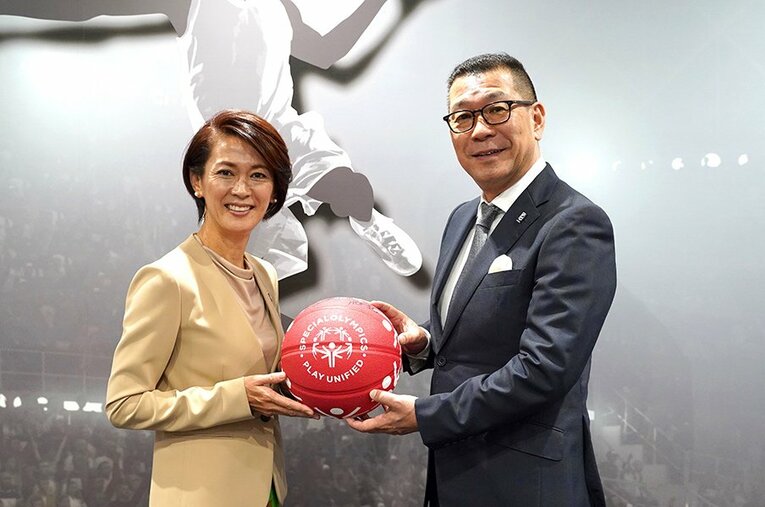 左から、スペシャルオリンピックス日本の有森裕子代表、B.LEAGUEの大河正明チェアマン。 ／ photograph by Ryuji Maekawa