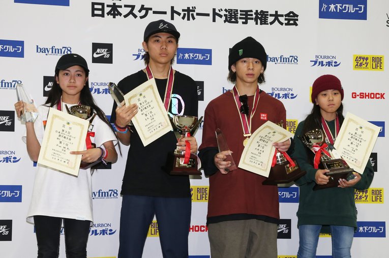 2019年スケートボード日本選手権、パーク男子優勝の平野歩夢らと写真におさまる中山楓奈（ストリート女子優勝）