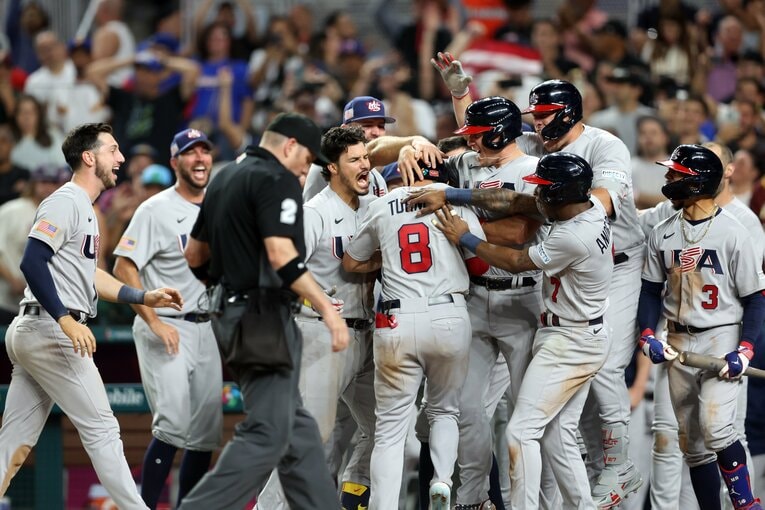 準々決勝の終盤、逆転満塁ホームランを放ったターナーを手荒く祝福するアメリカ代表。まるで“サヨナラ弾”のノリ　©︎Getty Images