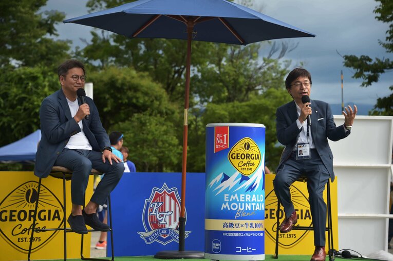 2023年、Jリーグの野々村芳和チェアマンと対談する左伴社長　©Tetsuichi Utsunomiya