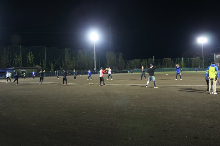 しっかりとしたナイター設備の中で練習する部員たち　©NumberWeb