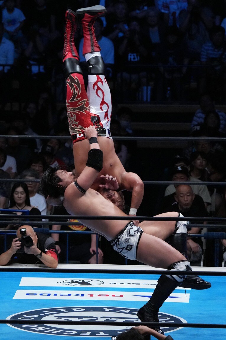 レイジングファイアーを放つ竹下幸之介　©Essei Hara