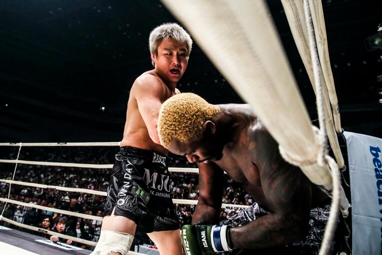 五味のパンチで崩れ落ちるギラード　©RIZIN FF Susumu Nagao