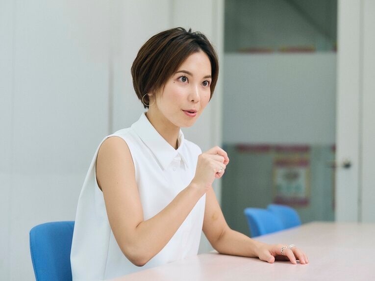 浜田さんとのやりとりを臨場感たっぷりに語るヒロドアナ　©︎Yuki Suenaga