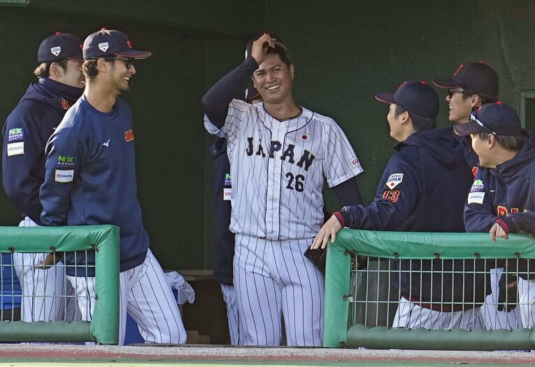 ソフトバンクとの壮行試合で登板を終え、ベンチで笑顔をみせる宇田川　©KYODO