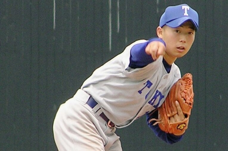 2007年の東京六大学リーグ戦で登板する安原崇哲（1年）。当時20年ぶりの東大医学部所属の野球部員となった ／ photograph by KYODO