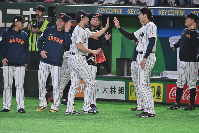 韓国戦で快投を見せた種市を大谷翔平ら仲間たちが出迎える　©Hideki Sugiyama