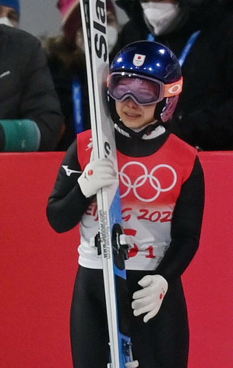 失格となり涙を流す高梨沙羅　©JIJI PRESS