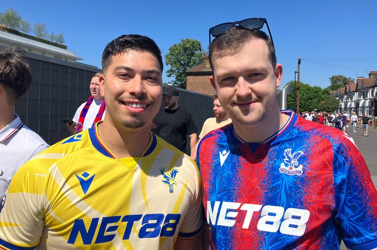 クリスタルパレスのシーズンチケットホルダー、ロバート・サックリングさん（写真右） ／ photograph by Kosuke Tajima