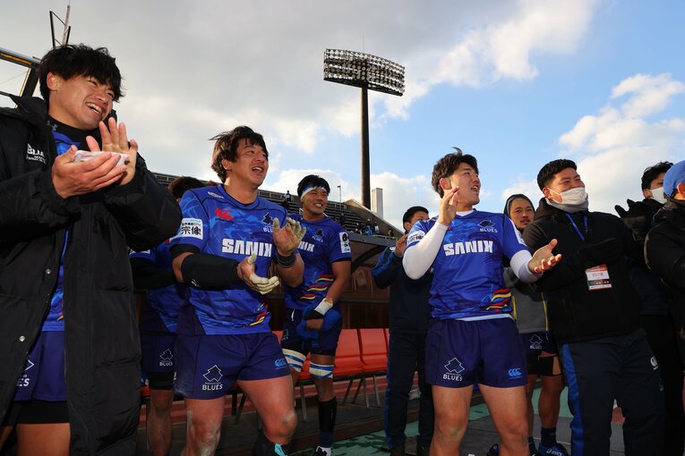 勝利に沸く宗像サニックスブルースの選手たち　©︎JRLO