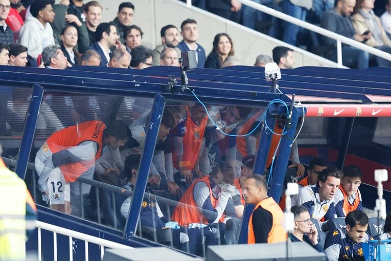 バルサの得点シーンでは、ソシエダベンチメンバーが立ち上がって映像を覗き込むシーンが　©Daisuke Nakashima