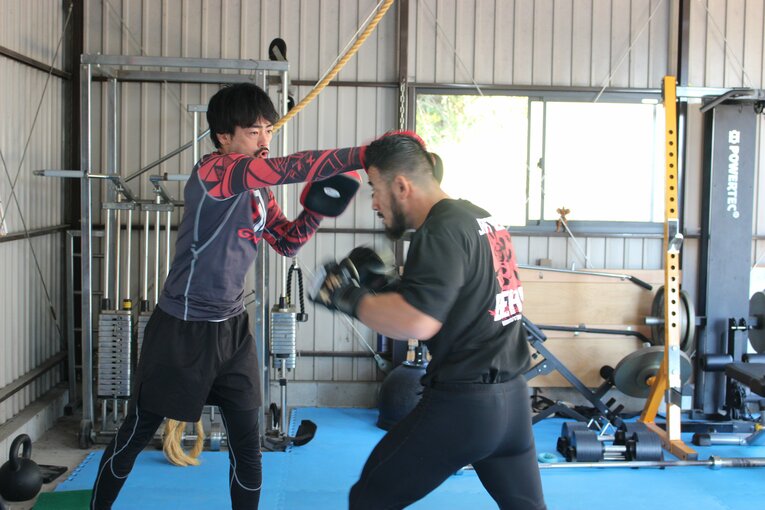 ミット打ちを行う手塚裕之　©Number Web