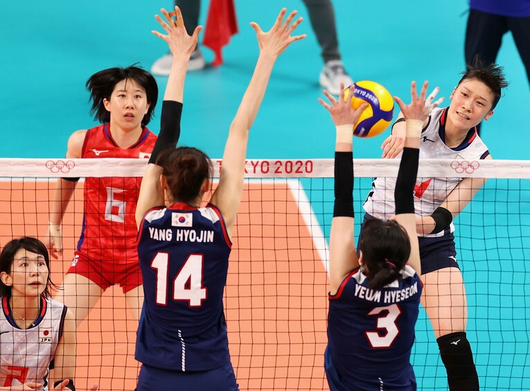 東京五輪・韓国戦で相手ブロックに阻まれる石川真佑のスパイク　©Getty Images