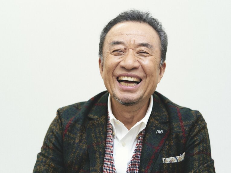 トム・ブラウンのエピソードを語りながら大笑いする渡辺　©Yuki Suenaga