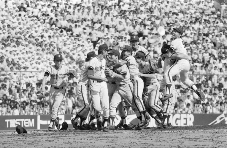 1984年夏の甲子園、PL学園を下して甲子園初制覇を遂げた取手二 ©JIJI PRESS