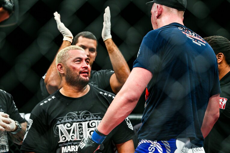 ステファン・ストルーフェはマーク・ハントの強烈なパンチで頬骨と顎を骨折した　©Susumu Nagao