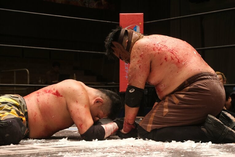 蛍光灯で殴り合い、大流血して…メキシコ人デスマッチファイター「もっと日本にいたい」ビオレント・ジャックの切実な思い「外国人がって…でも、ここがオレの家」(56)