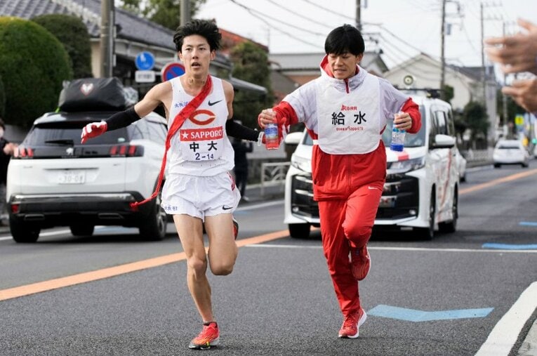 7区の15kmで実現した吉居駿恭（2年）と4年生の兄・大和の「兄弟給水」。 あのシーンと区間賞の走りを見せるまでに何があったのか。駿恭に話を聞いた ／ photograph by Naoki Kitagawa