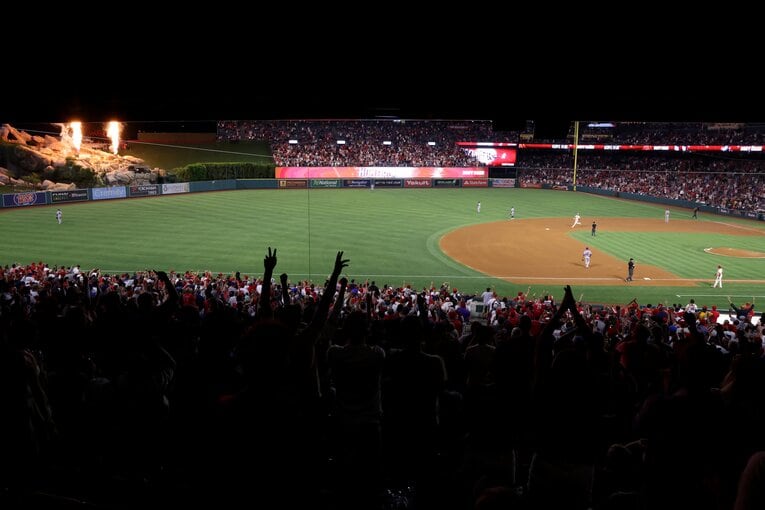 6月11日のメッツ戦。大谷翔平が弾丸ライナーの13号2ランを放った瞬間のエンゼル・スタジアム　©Getty Images