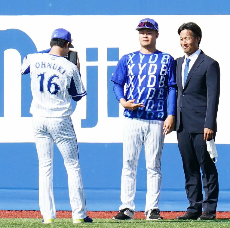 伊勢大夢（中央）と写真に納まる笠井　©Sankei Shimbun