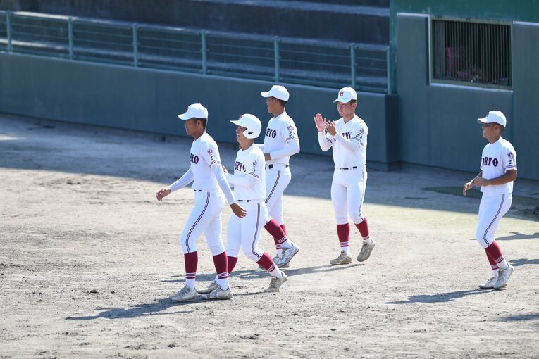 守備陣を迎えるベンチ入りメンバー　©Kota Inoue