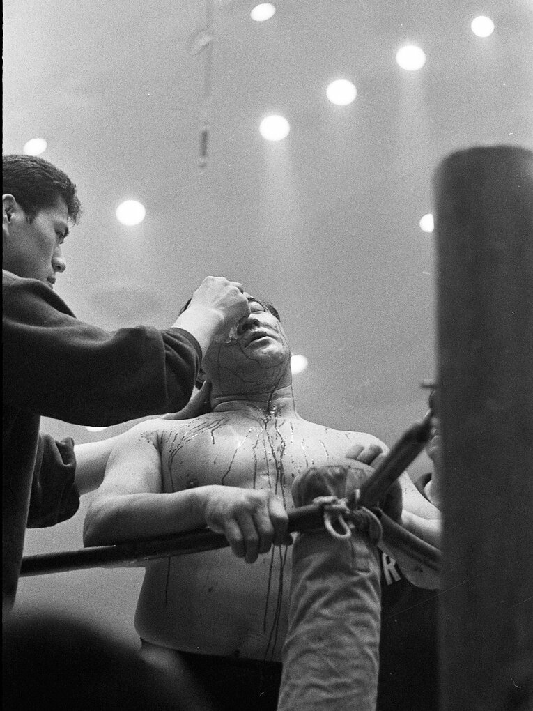 流血した力道山を手当する付き人時代のアントニオ猪木（1963年撮影）　©AFLO