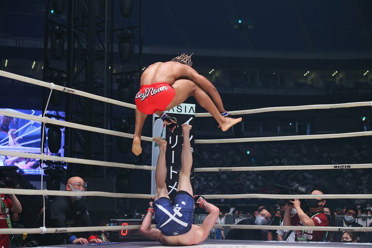 持ち前の身体能力の高さを見せるベイノア　©RIZIN FF