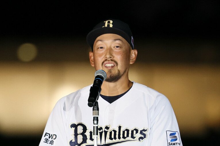 引退セレモニーでスピーチする平野。21年間の現役生活に別れを告げた ／ photograph by JIJI PRESS