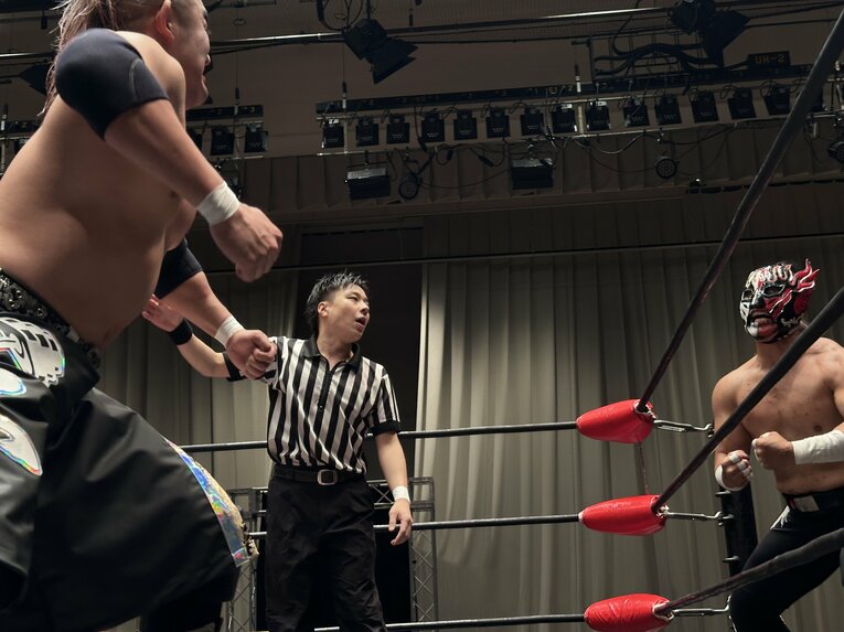 スワイプすると「エル・デスペラードvs葛西純」など激闘写真をご覧になれます　©Norihiro Hashimoto