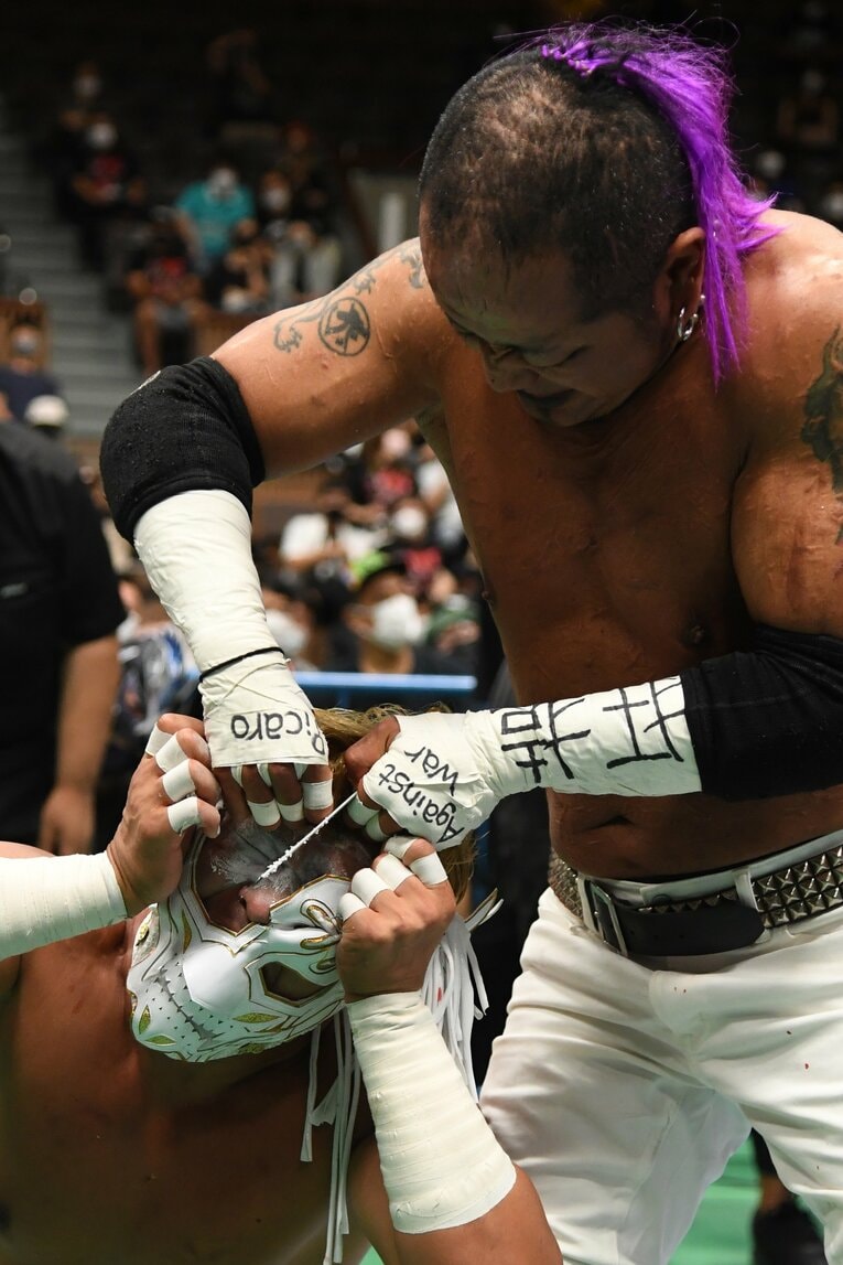 エル・デスペラードのマスクを引き裂く葛西純（クリックすると「この記事の写真」に飛びます。流血等の過激な写真を含みますのでご注意ください）