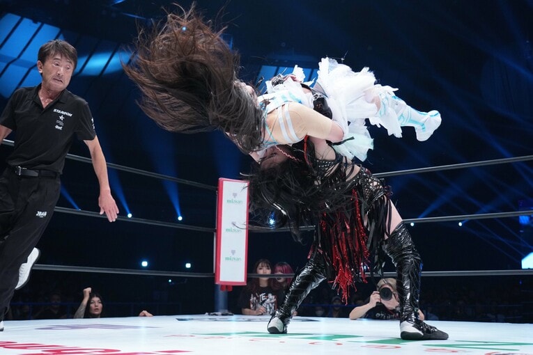 トワイライトドリーム・スープレックスで玖麗さやかを投げる上谷沙弥　©Essei Hara