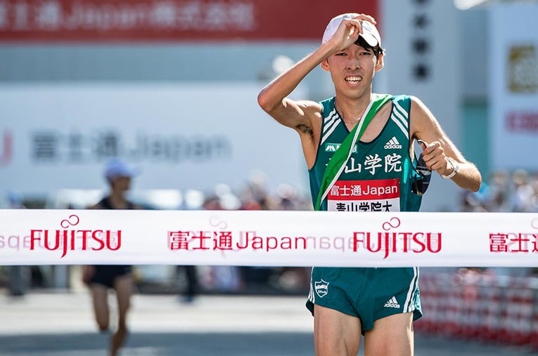 10月10日の出雲駅伝で青学大は2位だった。写真は4位→2位に順位を上げたアンカーの横田俊吾（3年） ／ photograph by Nanae Suzuki