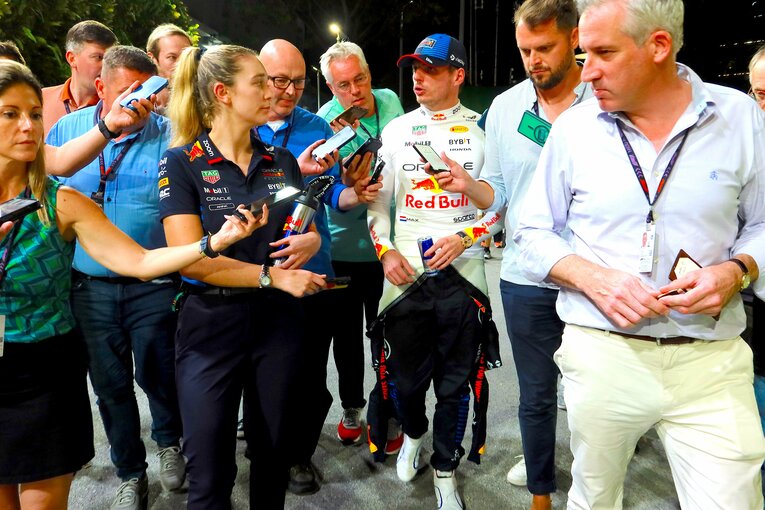 会見場を出た後、メディアに囲まれるフェルスタッペン　©Masahiro Owari