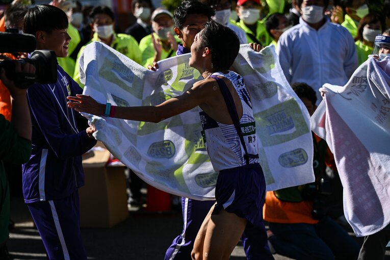 ゴールした花尾はチームメイトのもとへ向かう　©Nanae Suzuki