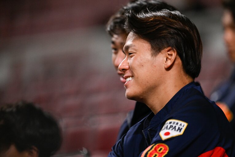 楽しそうに練習を見つめる山本由伸　©︎Nanae Suzuki