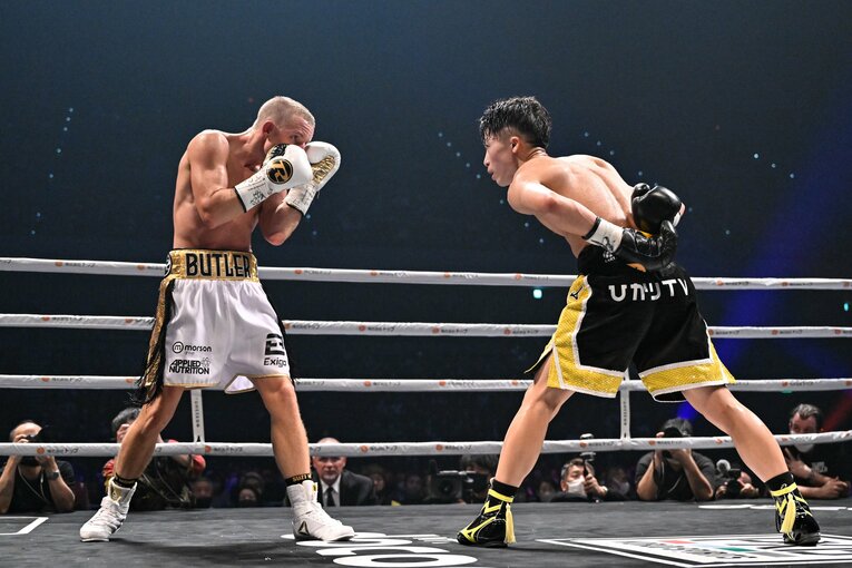 ガードを固めて手を出さないバトラーに対して、腕を後ろに組んで挑発する　©Hiroaki Yamaguchi