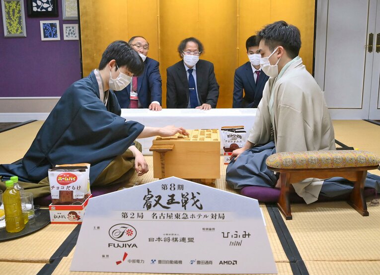 叡王戦５番勝負第２局を終え、感想戦で対局を振り返る菅井竜也八段（右）と藤井聡太叡王（2023年4月23日撮影）　©JIJI PRESS