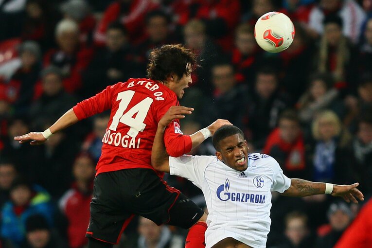 レバークーゼン時代に一番覚えている試合だというシャルケとの一戦。右サイドのファルファンを抑え切った　©︎Getty Images