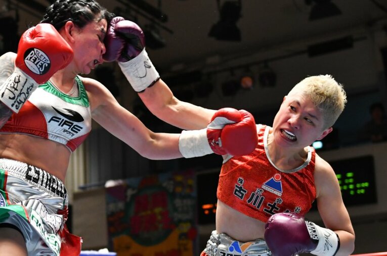 女子ボクシングの第一人者として走り続けてきた藤岡さん（写真は2017年WBA女子世界フライ級王座決定戦） ／ photograph by AFLO