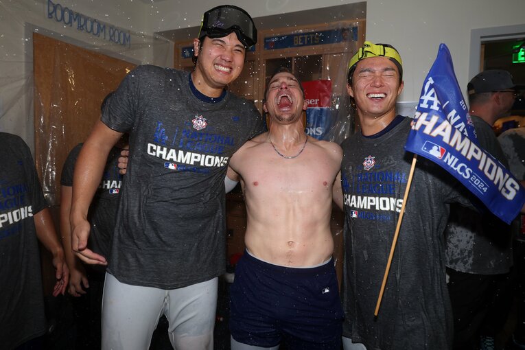 リーグ優勝を果たした直後のシャンパンファイト。キケ・ヘルナンデス（真ん中）、大谷翔平と山本由伸【2枚目／全2枚】　©Getty Images