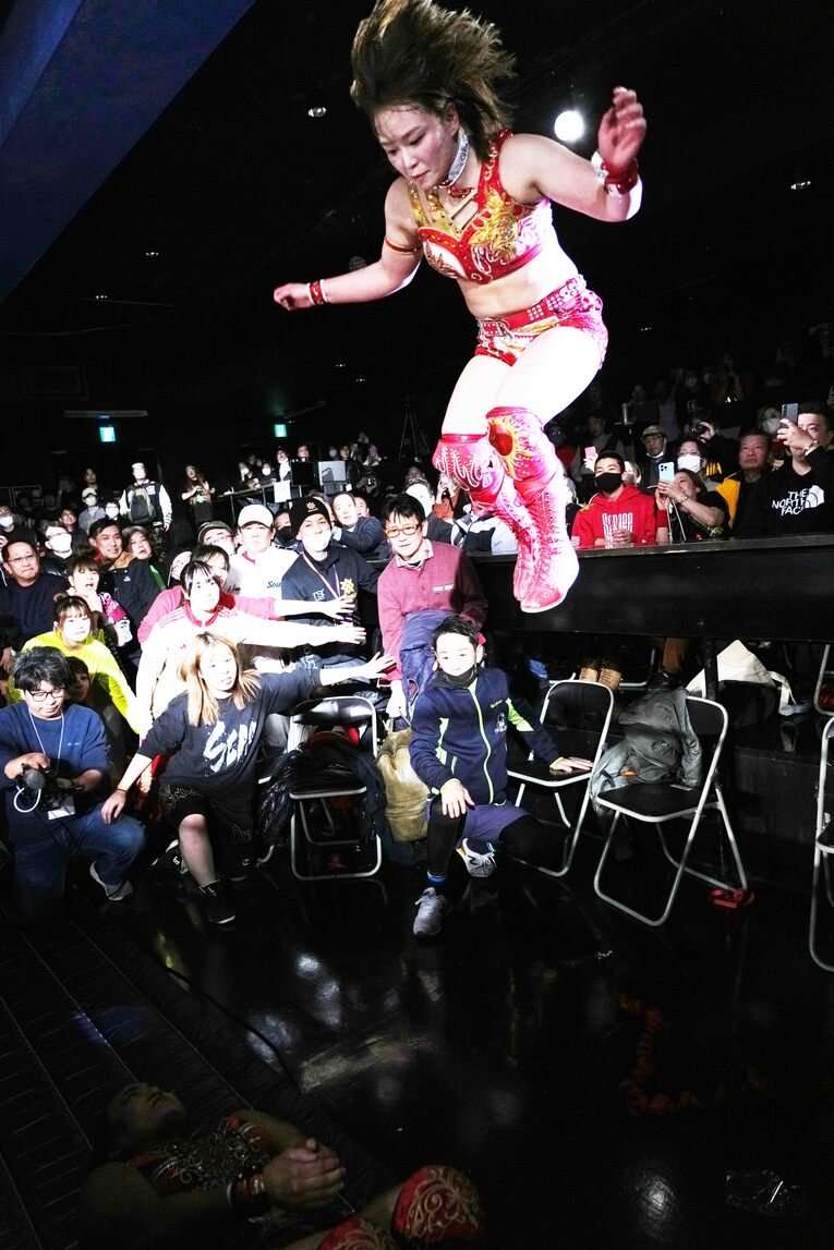 場外でダブルフットスタンプを里村明衣子に見舞うSareee　©Essei Hara