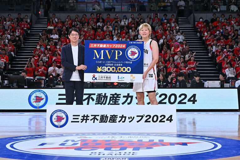髙田真希へ三井不動産カップ2024MVP賞を授与する三井不動産 植田俊社長（写真左）　©日本バスケットボール協会