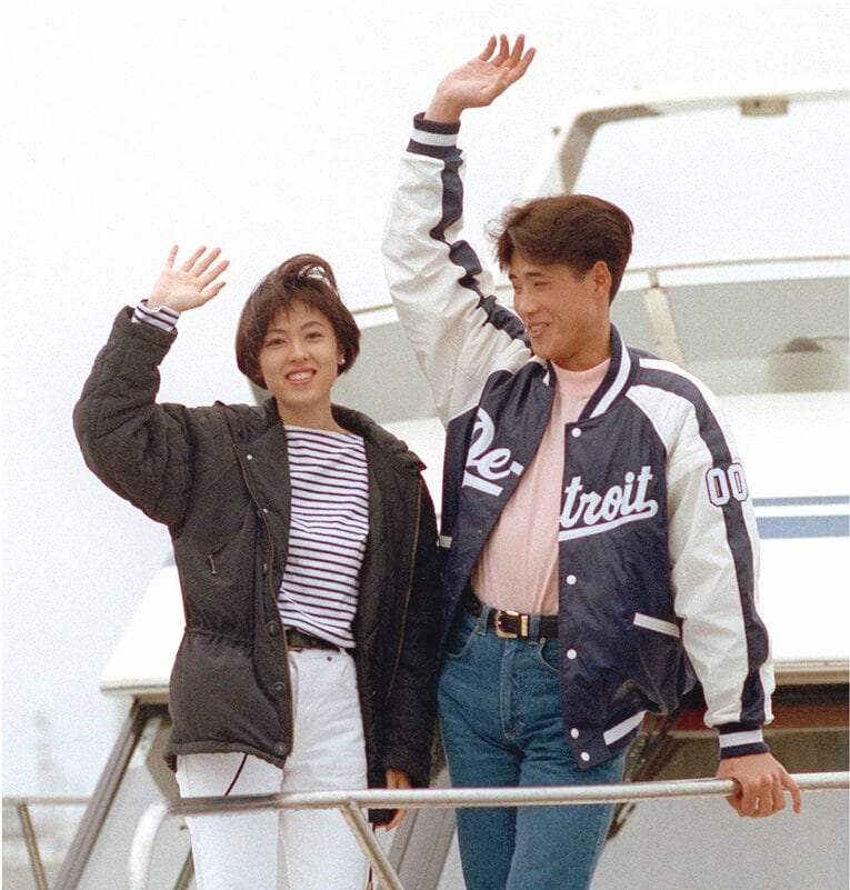1993年1月、20歳の新庄と前妻・大河内志保さんの貴重なツーショット。1992年に出会った2人は新庄の熱烈アプローチで交際開始。2000年に結婚した　©SANKEI SHIMBUN　
