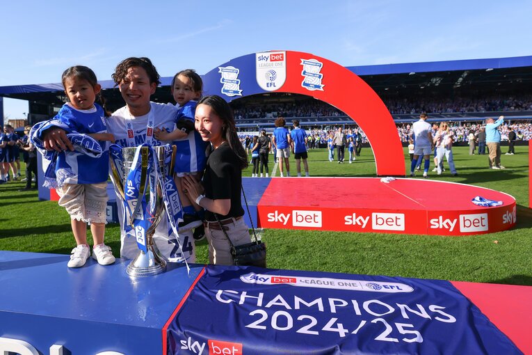 3部優勝を決め、妻と2人の子供とともに喜んだ　©︎Getty Images