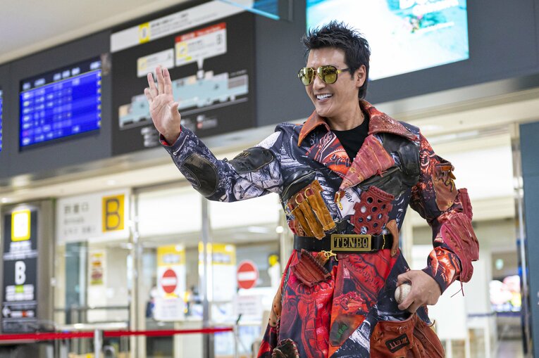 BIGBOSSとしてド派手なファッションでキャンプ地入りした新庄監督　©︎Takuya Sugiyama