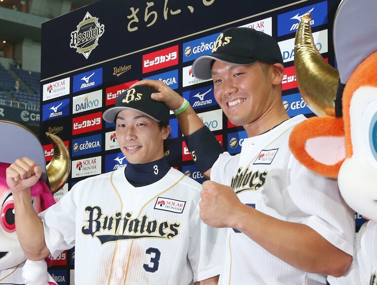 2014年7月、一緒にヒーローインタビューを受ける安達とTー岡田　©︎JIJI PRESS