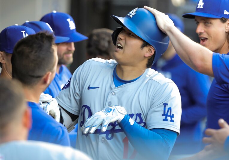 【大谷さん、ベンチでの愛されショット】25号本塁打後、チームメートから頭を叩かれてこの表情　©Getty Images